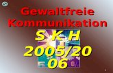 1 Gewaltfreie Kommunikation S K H 2005/2006. 2 Wir Sprechen bei der Gewaltfreien Kommunikation, von der Wolfssprache = gewaltvoll und der Giraffensprache.
